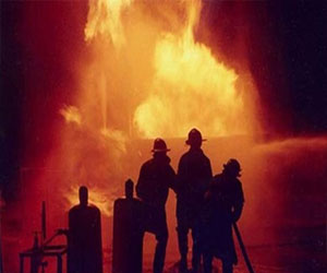   مصر اليوم - مجهولون يحرقون سيَّارة إسعاف في شمال سيناء