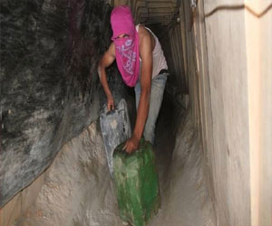   مصر اليوم - اكتشاف أكبر شبكة لتهريب الوقود عبر الأنفاق إلى غزَّة