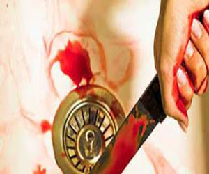   مصر اليوم - إمرأة تتطعن صديقتها وطفلتين بالسكين دفاعًا عن جرائها