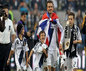   مصر اليوم - بيكهام يسير على درب والده ويتدرب مع مانشستر يونايتد