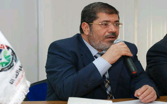   مصر اليوم - عضو هيئة الدفاع عن الرئيس السابق يؤكِّد أنَّ حضور مرسي المحاكمة وجوبيّ