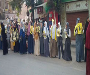   مصر اليوم - العشرات من طالبات الأزهر يتجمعن لتنظيم مظاهرة في الجامعة