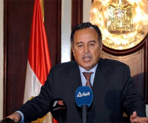 مصر اليوم - فهمي يبحث مع نظيره العمانيّ في عددٍ من القضايا الإقليميّة