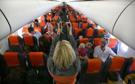   مصر اليوم - بريطانيا تسمح بالتوسع في استخدام الأجهزة الالكترونية إثناء رحلات الطيران