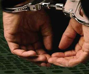   مصر اليوم - ضبط سائق أثناء أستقلاله سيارة في ميدان شلبي وبداخلها 10 قطع أسلحة