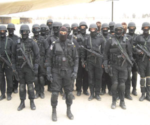   مصر اليوم - مصادر تؤكِّد أن طائرة عسكريَّة تنقل مرسي لمقرِّ محاكمته محروسًا بفرقة 777