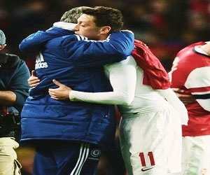   مصر اليوم - مورينيو يعرب عن سعادته بعد حصوله على قميص أوزيل