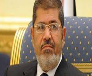   مصر اليوم - مُرسي يرتدي البدلةَ البيضاءَ ويدخلُ مستشفى السجنِ
