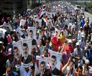   مصر اليوم - التَّظاهرات المؤيِّدة والمعارِضة للمعزول تجوب شوارع السُّوَيْس