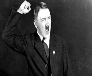   مصر اليوم - 14 صورة نادرة لـهتلر وهو يستمع لخطبه المسجلة في جلسة تصوير سرية