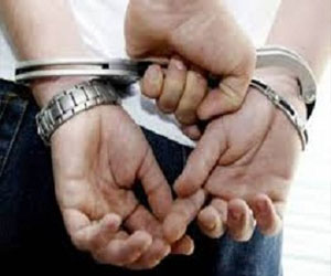   مصر اليوم - القبض على موظف قتل مكوجي بالسكين بعد ضبطه في أحضان زوجته