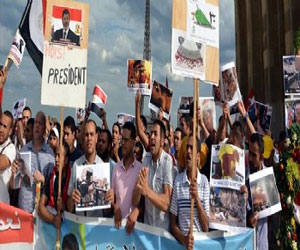   مصر اليوم - مظاهرة لأنصار الرئيس المعزول في باريس تنديدًا بمحاكمته