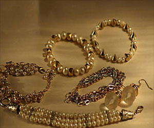   مصر اليوم - إكسسوار العيد بألوان الصيف الزاهية والشتاء القاتمة