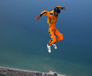   مصر اليوم - أميركى يقفز بمظلة لأول مرة بمناسبة عيد ميلاده رقم 100