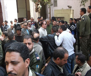   مصر اليوم - أفراد وأمناء شُرطة أسيوط يحرّرون محضرًا لمخبز في أسيوط