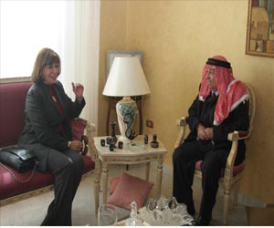   مصر اليوم - وزيرة الثقافة تزور الفنان اللحام والشاعر ابو عبيد