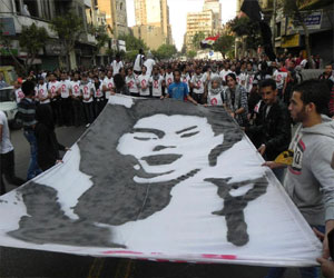   مصر اليوم - إحياء ذكرى وفاة الناشط جيكا على سلالم مكتبة الإسكندرية