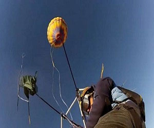   مصر اليوم - أميركي يقفز بمظلة للمرة الأولى بمناسبة عيد ميلاده رقم 100