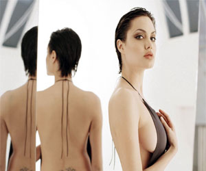   مصر اليوم - أنجلينا جولي منزعجة و متوتِّرة من ثدييها الجديدين