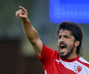   مصر اليوم - غاتوزو يدعو برلسكوني للإنفاق على التعاقدات