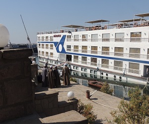   مصر اليوم - انتشال فندق عائم بعد غرقه في نيل الأقصر