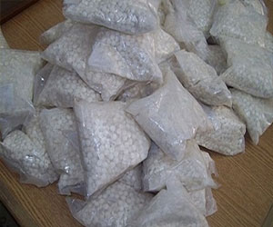   مصر اليوم - أمن الغردقة يضبط 900 قرص مخدّر مع حارس عقار