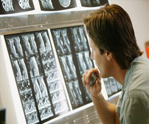   مصر اليوم - تنظيم ورشات حول التصوير بالأشعة والتخدير الموضعي بالمستشفى العسكري الجامعي