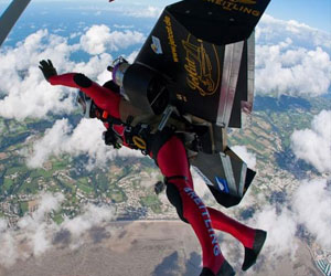   مصر اليوم - سويسري يحلق بجناحين فوق أعلى بركان في العالم