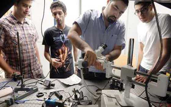 مصر اليوم - طُلَّاب الجامعة الأميركيَّة في القاهرة يقومون بتحسين أداء وسرعة أجهزة الكمبيوتر