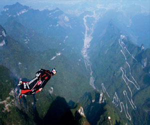   مصر اليوم - سويسري يحلق بجناحين فوق أعلى بركان في العالم