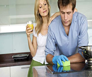 مصر اليوم - الرجل لا يشمر ساعديه بما يكفي في البيت