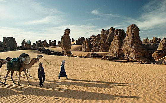 مصر اليوم - الأسكريم تنفرد بروعة غروب الشمس والجبال المتعانقة مع النخيل في الجزائر