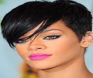   مصر اليوم - المطربة الاميركية ريهانا تشرب من حذاء