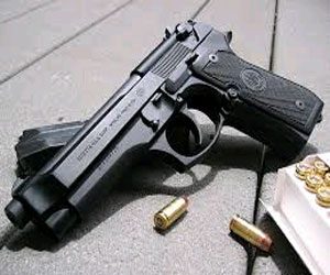   مصر اليوم - ضَبْط أسْلِحَة ناريّة مع 3 أشخاص في سُوهاج