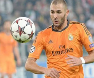 مصر اليوم - بنزيمة يُبدع في مركز صانع الألعاب