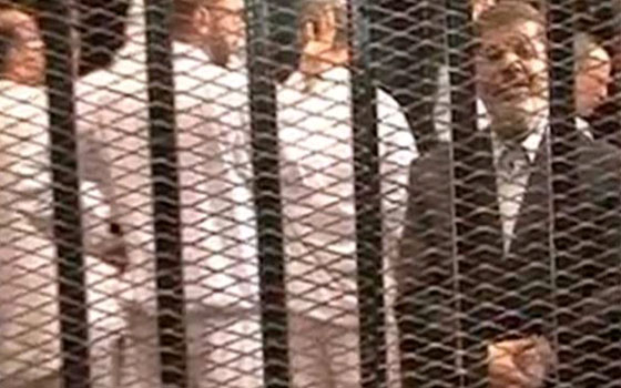   مصر اليوم - الإخوان يُحاصرون منزلّ عضو اليميّن في مُحاكمّة مُرسي في المنصورةِ