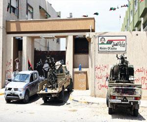 مصر اليوم - اختطاف مستشار قانوني بوزارة الدفاع الليبية في بنغازي