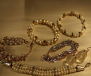   مصر اليوم - إكسسوار الأعياد بألوان الصيف الزاهية والشتاء القاتمة