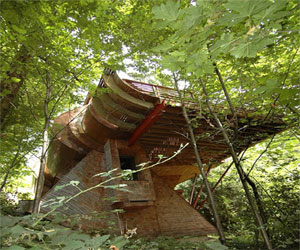 مصر اليوم - منزل خشبي وسط الغابة فوق تلال بورتلاند الخضراء