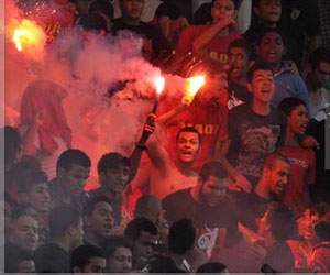 مصر اليوم - عدد من مشجعي الأهلى يقتحمون ملعب المقاولون العرب بدون تذاكر