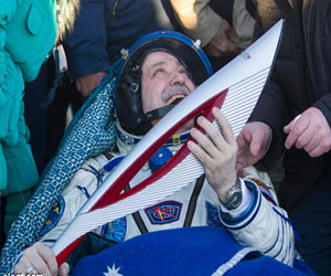   مصر اليوم - عودة مركبة الفضاء الروسية سايوز إلى الأرض حاملة الشعلة الأوليمبية