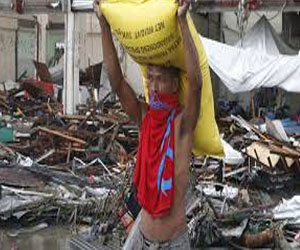   مصر اليوم - فرق الإنقاذ تكافح للوصول إلى مناطق دمرها إعصار هايان في الفلبين