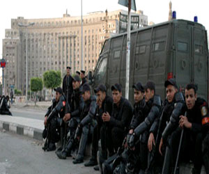 مصر اليوم - تشكيلات أمنية مكثفة بمحيط استاد المقاولون لتأمين النهائي الأفريقي