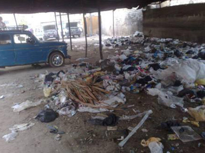   مصر اليوم - شوارع منفلوط تغرق فى القمامة والمسؤولون في غيبوبة