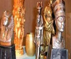   مصر اليوم - أستعادة 8 قطع أثرية مسروقة من متحف ملوي في المنيا