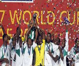 مصر اليوم - رئيس نيجيريا يكافئ النسور الصغار بمناسبة فوزهم بكأس العالم