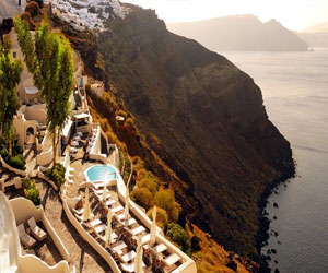   مصر اليوم - منتجع ميستيك اليوناني: سحر التقاء بحر إيجه في جبال كالديرا