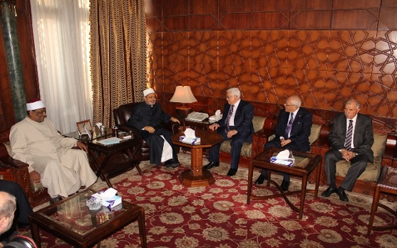   مصر اليوم - عباس يبلغ الطيب أنه بدون مصر لا يوجد عالم عربي ولا إسلامي