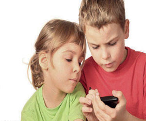   مصر اليوم - أكاديميون يحذرون من الإفراط في إستخدام الأجهزة الذكية على الأطفال