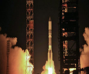   مصر اليوم - إطلاق صاروخ بروتون حاملاً قمرًا اصطناعيًا عسكريًا